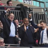 Le propriétaire de Lyon John Textor, à gauche, va supporter son club en Ligue 2 KEYSTONE/AP/DAVE SHOPLAND